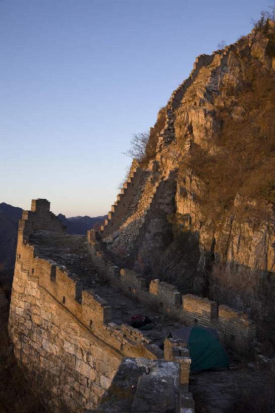 无人,竖图,全景,室外,白天,正面,旅游,度假,名胜古迹,山,树林,天际线,植物,标志建筑,地标,建筑,北京,长城,中国,亚洲,阴影,曲折,弯曲,遗迹,光线,影子,墙,山峰,山峦,首都,古迹,文物,娱乐,建设,城墙,古建筑,墙壁,墙面,树,树木,绿色,阳光,自然,享受,休闲,旅游胜地,放松,蜿蜒,生长,成长,坚硬,万里长城,防御,古文明,东亚,世界文化遗产,中华人民共和国,北京市,京,北平,华北地区,怀柔区,坚固,彩图,箭扣长城