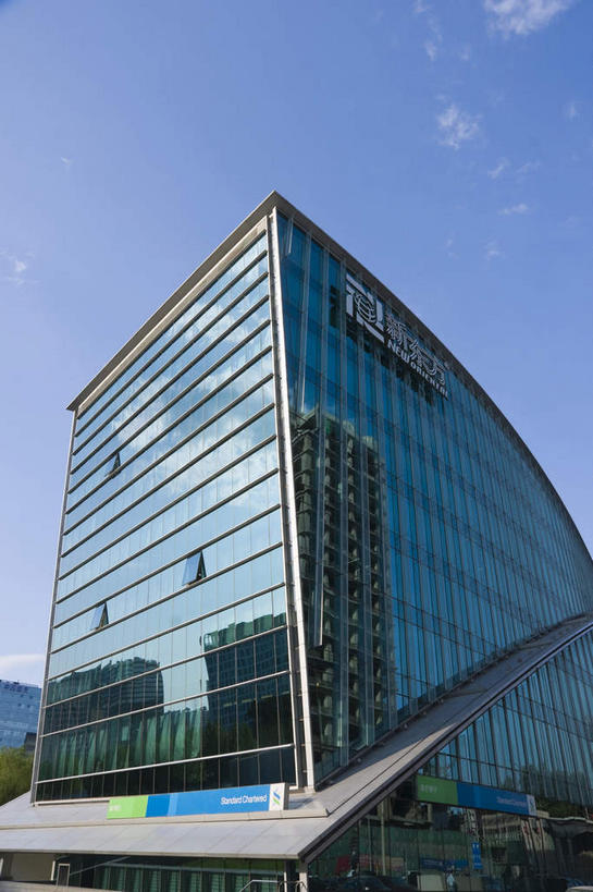 无人,高楼大厦,竖图,室外,白天,仰视,度假,美景,窗户,落地窗,城市风光,城市,大厦,建筑,摩天大楼,北京,中国,亚洲,一排,许多,阴影,整齐,并列,并排,光线,标志,文字,影子,字符,景观,云,云朵,首都,很多,云彩,娱乐,标识,建设,玻璃窗,排列,蓝色,白云,蓝天,天空,阳光,天,享受,休闲,汉字,景色,放松,晴朗,队列,中文,平行,玻璃幕墙,东亚,海淀区,中关村,中华人民共和国,北京市,京,北平,华北地区,国文,华文,晴空,彩图,低角度拍摄,大楼,高层建筑,高楼,摩天楼,国家自主创新示范区,中关村科技园,中关村E世界,中关村西区