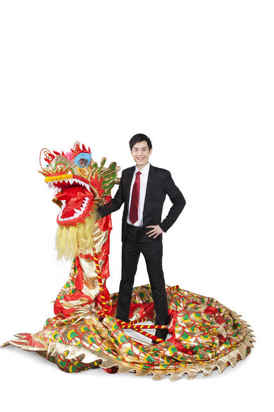 东方人,一个人,商务人士,商务男性,站,笑,微笑,露齿笑,竖图,室内,白天,白色背景,正面,衬衫,亚洲,仅一个男性,仅一个人,表演,握,套装,辟邪,领带,注视,黄种人,文化,手叉腰,仅一个年轻男性,舞龙,叉腰,观察,看,祈祷,祈福,站着,健康,握着,许愿,摄影,影棚,观看,祈求,察看,象征,庄重,关注,摄影棚,商务装,身份,工薪阶层,正式,地位,驱邪,祛邪,避邪,单手叉腰,平安,男人,男性,年轻男性,亚洲人,白领,上班族,站立,彩图,全身,影棚拍摄,衬衣,拍摄,舞蹈,玩龙灯