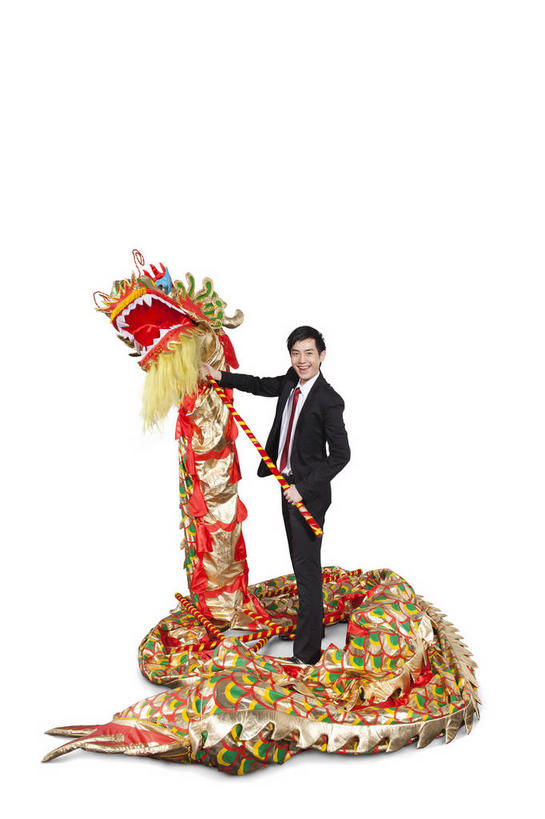 东方人,一个人,商务人士,商务男性,站,举,笑,微笑,露齿笑,竖图,室内,白天,白色背景,侧面,衬衫,亚洲,仅一个男性,仅一个人,表演,握,套装,辟邪,领带,注视,黄种人,文化,仅一个年轻男性,舞龙,观察,看,祈祷,祈福,托,站着,健康,握着,许愿,摄影,影棚,观看,祈求,察看,象征,庄重,关注,摄影棚,商务装,身份,工薪阶层,正式,地位,驱邪,祛邪,避邪,平安,男人,男性,年轻男性,亚洲人,白领,上班族,举起,举手,举着,向上举,向上伸,向上托,站立,彩图,全身,影棚拍摄,衬衣,拍摄,舞蹈,玩龙灯