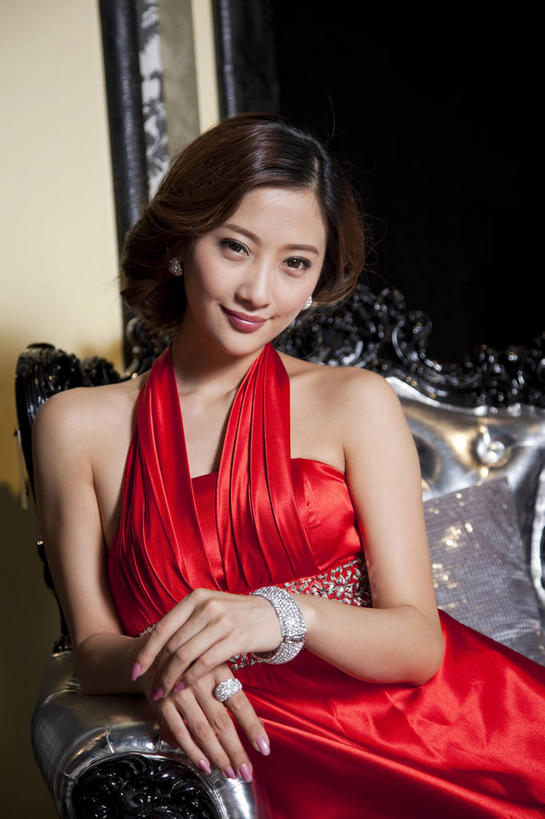 东方人,一个人,客厅,坐,笑,微笑,横图,室内,白天,正面,裙子,爱情,沙发,亚洲,仅一个年轻女性,仅一个女性,仅一个人,连衣裙,墙,浪漫,注视,黄种人,墙壁,墙面,装饰品,红色,戒指,饰品,手链,首饰,观察,看,恩爱,搭,手镯,观看,信物,察看,起居室,权利,搭着,关注,镯子,布艺沙发,手饰,客堂,年轻女性,女人,女性,亚洲人,坐着,半身,彩图,指环