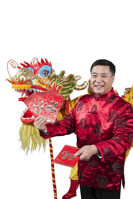 东方人,一个人,站,笑,微笑,露齿笑,竖图,室内,白天,白色背景,正面,民族服装,亚洲,仅一个男性,仅一个人,仅一个中年男性,表演,握,风俗,辟邪,民俗,拿,拿着,注视,黄种人,文化,一个,舞龙,观察,看,祈祷,祈福,站着,健康,恭喜,握着,许愿,摄影,红包,影棚,单个,观看,祈求,察看,关注,摄影棚,祝贺,祝愿,驱邪,祛邪,避邪,民风,习气,习惯,红封包,平安,杆子,男人,男性,中年男性,亚洲人,站立,半身,彩图,影棚拍摄,传统服装,民俗服,拍摄,舞蹈,唐装,玩龙灯