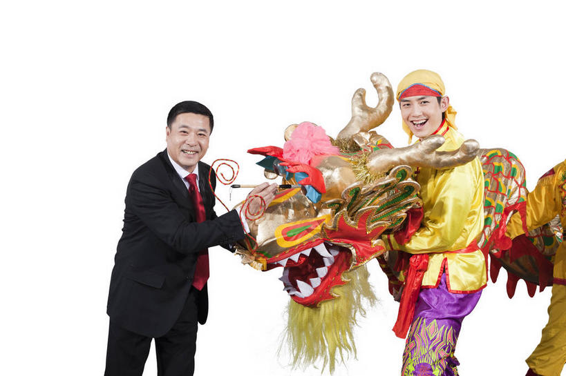 东方人,两个人,商务人士,演员,电影明星,商务男性,站,笑,微笑,露齿笑,横图,室内,白天,白色背景,正面,衬衫,亚洲,表演,握,套装,服装,辟邪,头巾,头饰,领带,拿,拿着,注视,黄种人,文化,舞龙,衣服,发饰,观察,看,祈祷,祈福,站着,健康,握着,许愿,摄影,服饰,影棚,观看,祈求,察看,象征,衣着,庄重,穿着,关注,摄影棚,商务装,身份,表演服,演出服,工薪阶层,正式,地位,驱邪,祛邪,避邪,衣饰,道具服,平安,男人,男性,年轻男性,中年男性,亚洲人,白领,上班族,影视明星,站立,半身,彩图,影棚拍摄,衬衣,拍摄,舞蹈,玩龙灯