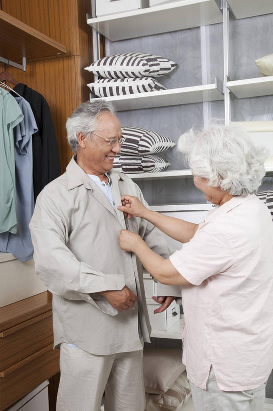 东方人,老年人,两个人,家庭,夫妻,站,笑,微笑,露齿笑,横图,室内,白天,侧面,衬衫,爱情,柜子,衣帽间,衣架,亚洲,许多,吊挂,握,悬挂,服装,梳妆,眼镜,很多,浪漫,挂,注视,休闲装,黄种人,衣服,衣橱,观察,看,站着,休闲,温暖,温馨,一家人,休闲服,恩爱,握着,恋人,服饰,观看,老花镜,和睦,察看,更衣,储存,关注,收纳,更衣橱,远视眼镜,储备,蕴藏,贮备,老年男性,老年女性,男人,男性,女人,女性,亚洲人,夫妇,情侣,挂衣架,晾衣架,站立,半身,彩图,衬衣,伴侣,融洽,贮存