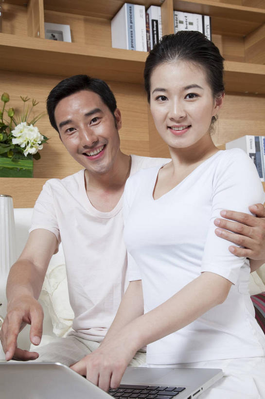 东方人,两个人,家庭,夫妻,坐,抱,笑,微笑,露齿笑,横图,室内,白天,正面,爱情,安全,钱,电脑,笔记本电脑,植物,床,卧室,书籍,亚洲,许多,服装,盛开,网络,盆栽,钱币,盆景,很多,浪漫,花蕾,置物架,注视,休闲装,黄种人,通讯设备,架子,花,花瓣,花朵,鲜花,衣服,绿色,自然,书本,花苞,花蕊,观察,看,休闲,舒服,温暖,温馨,一家人,休闲服,恩爱,钞票,金融,纸币,恋人,服饰,单人床,生长,经济,成长,婴儿用品,抱着,观看,婴儿床,保护,一台,和睦,察看,无线,操作,舒适,搂着,关注,通信设备,无线网络,陈列架,流通,纸钞,贸易,无线上网,便携式电脑,搁架,货币,现金,按键,手提电脑,男人,男性,年轻男性,年轻女性,女人,女性,亚洲人,年轻人,夫妇,情侣,书,图书,搂,搂抱,坐着,半身,彩图,睡房,卧房,伴侣,融洽