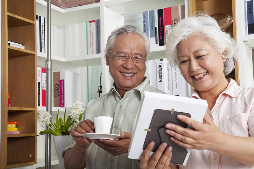 咖啡,东方人,老年人,两个人,家庭,夫妻,坐,笑,微笑,露齿笑,横图,室内,白天,正面,衬衫,爱情,幸福,植物,柜子,桌子,杯子,餐具,书籍,相框,亚洲,一排,许多,握,整齐,盛开,边框,瓷器,碟子,盘,盆栽,眼镜,咖啡杯,盆景,陶瓷制品,很多,浪漫,拿,花蕾,拿着,注视,黄种人,娱乐,花,花瓣,花朵,鲜花,饮料,排列,一个,绿色,自然,盘子,书本,橱柜,碟,书柜,花苞,花蕊,低头,观察,看,享受,休闲,温暖,温馨,一家人,书橱,恩爱,放松,乐趣,握着,恋人,生长,单个,成长,观看,老花镜,和睦,察看,提神,舒适,储存,队列,关注,瓷杯,醒脑,软饮料,垂头,远视眼镜,储备,蕴藏,贮备,老年男性,老年女性,男人,男性,女人,女性,亚洲人,夫妇,情侣,书,图书,坐着,半身,彩图,衬衣,伴侣,融洽,贮存,框子