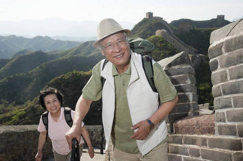 东方人,老年人,背,两个人,家庭,夫妻,站,笑,微笑,露齿笑,横图,室外,白天,正面,爱情,旅游,度假,名胜古迹,植物,标志建筑,地标,建筑,帽子,北京,长城,中国,亚洲,握,阴影,服装,遗迹,时间,光线,包,工具,时钟,手表,影子,墙,首都,浪漫,拿,计时,旅行包,拿着,注视,休闲装,黄种人,古迹,文物,娱乐,建设,城墙,古建筑,墙壁,墙面,树,树木,衣服,蓝色,绿色,蓝天,天空,阳光,自然,背包,钟表,天,背着,观察,看,站着,享受,休闲,温暖,温馨,一家人,休闲服,器械,表,旅游胜地,恩爱,放松,握着,恋人,服饰,生长,晴朗,成长,拐杖,观看,坚硬,手杖,腕表,和睦,察看,关注,万里长城,医疗器械,防御,古文明,东亚,万里无云,中华人民共和国,北京市,京,北平,华北地区,河北,河北省,冀,辅助设备,旅游包,背负,密云县,承德,承德市,坚固,金山岭长城,金山岭,滦平县,老年男性,老年女性,男人,男性,女人,女性,亚洲人,夫妇,情侣,钟,晴空,晴空万里,站立,半身,彩图,伴侣,融洽,双肩包,密云