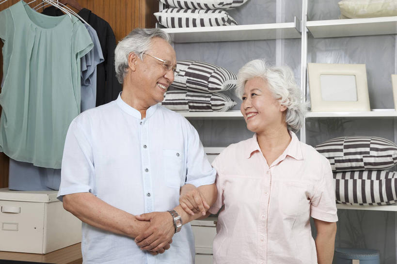 东方人,老年人,两个人,家庭,夫妻,站,笑,微笑,露齿笑,横图,室内,白天,正面,衬衫,爱情,柜子,衣帽间,衣架,相框,亚洲,吊挂,勾,挽,悬挂,装饰,梳妆,时间,边框,时钟,手表,眼镜,防护,浪漫,挂,计时,置物架,扭头,注视,黄种人,相视,架子,衣橱,钟表,观察,看,站着,转头,温暖,温馨,一家人,面对面,表,恩爱,勾着,恋人,观看,老花镜,对视,保护,华丽,修饰,腕表,点缀,和睦,察看,互视,更衣,储存,关注,收纳,相对,陈列架,挽着,更衣橱,相看,衬托,美观,雅致,雅观,搁架,远视眼镜,储备,蕴藏,贮备,老年男性,老年女性,男人,男性,女人,女性,亚洲人,夫妇,情侣,挂衣架,晾衣架,钟,站立,半身,彩图,衬衣,伴侣,融洽,贮存,框子