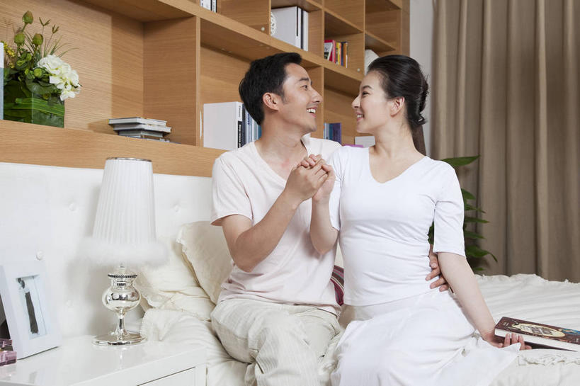 东方人,两个人,家庭,夫妻,坐,握手,笑,微笑,露齿笑,横图,室内,白天,正面,T恤衫,爱情,树林,植物,窗帘,柜子,卧室,花瓶,相框,照明,亚洲,一排,许多,服装,整齐,装饰,盛开,边框,陶瓷,墙,灯光,防护,陶瓷制品,很多,浪漫,T恤,花蕾,置物架,扭头,注视,休闲装,黄种人,相视,架子,墙壁,墙面,灯,花,花瓣,花朵,鲜花,树,树木,排列,衣服,绿色,自然,帘子,瓶子,床头柜,灯具,花苞,花蕊,观察,看,转头,休闲,温暖,温馨,一家人,面对面,休闲服,遮阳,恩爱,恋人,服饰,生长,成长,观看,对视,保护,华丽,修饰,照亮,点缀,和睦,察看,互视,照明设备,储存,队列,关注,床头灯,相对,陈列架,相看,衬托,美观,雅致,雅观,搁架,储备,蕴藏,贮备,男人,男性,年轻男性,年轻女性,女人,女性,亚洲人,年轻人,夫妇,情侣,搀手,拉手,手拉手,手握手,坐着,半身,彩图,睡房,卧房,伴侣,融洽,贮存,框子