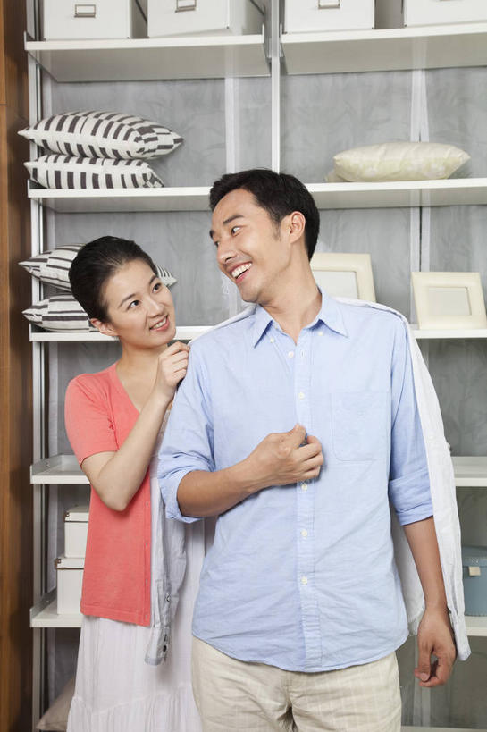 东方人,两个人,家庭,夫妻,站,笑,微笑,露齿笑,竖图,室内,白天,正面,衬衫,爱情,靠垫,衣帽间,相框,亚洲,服装,装饰,梳妆,边框,防护,靠枕,浪漫,置物架,扭头,注视,休闲装,黄种人,架子,衣服,垫子,枕头,观察,看,站着,转头,休闲,温暖,温馨,一家人,休闲服,恩爱,搭,恋人,服饰,观看,保护,华丽,修饰,点缀,和睦,察看,更衣,储存,搭着,关注,收纳,陈列架,衬托,美观,雅致,雅观,搁架,男人,男性,年轻男性,年轻女性,女人,女性,亚洲人,年轻人,夫妇,情侣,站立,半身,彩图,衬衣,伴侣,融洽,框子