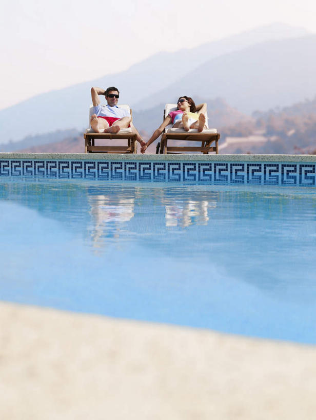 西方人,中年人,两个人,家庭,夫妻,游泳池,坐,躺,竖图,室外,白天,正面,爱情,山,山脉,水,椅子,欧洲,欧洲人,服装,躺椅,山峰,水池,水面,山峦,浪漫,注视,休闲装,泳池,衣服,蓝色,倒影,蓝天,天空,群山,天,观察,看,休闲,温暖,温馨,一家人,休闲服,恩爱,恋人,服饰,晴朗,观看,沙滩椅,和睦,察看,倒映,关注,南欧,伊比利亚半岛,万里无云,反照,伊比利亚,卧着,男人,男性,女人,女性,中年男性,中年女性,白种人,夫妇,情侣,晴空,晴空万里,躺着,卧,坐着,彩图,全身,伴侣,融洽