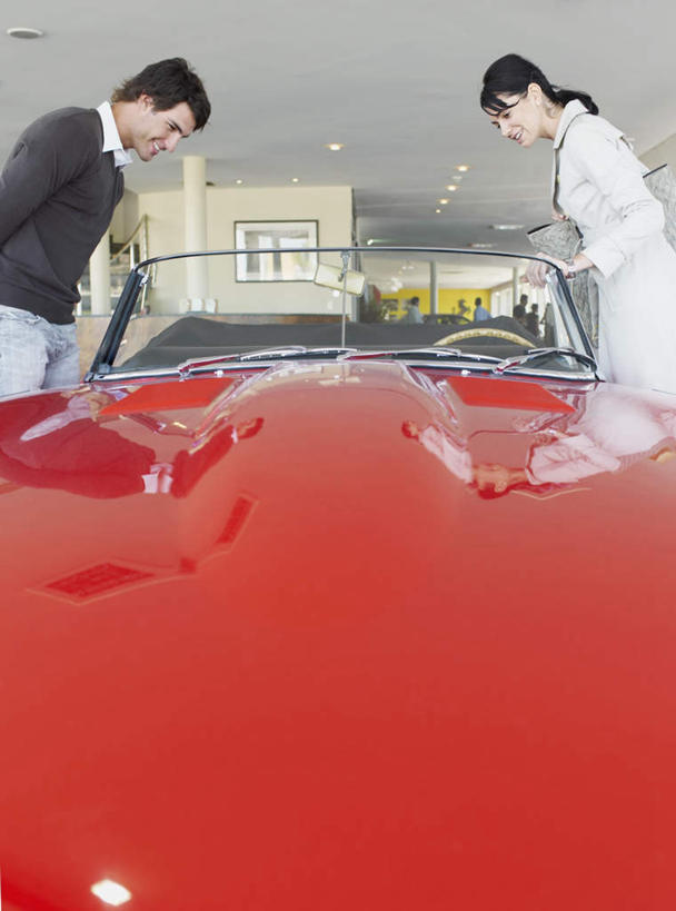 西方人,两个人,站,笑,微笑,竖图,室内,白天,侧面,爱情,天花板,汽车,欧洲,欧洲人,弯腰,服装,浪漫,注视,休闲装,车,衣服,红色,交通工具,轿车,观察,看,站着,休闲,温暖,温馨,休闲服,恩爱,恋人,服饰,观看,和睦,察看,关注,载具,弯身,男人,男性,年轻男性,年轻女性,女人,女性,白种人,情侣,站立,半身,彩图,伴侣,融洽