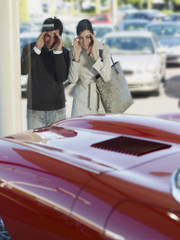 西方人,背,两个人,站,竖图,室内,白天,正面,爱情,窗户,落地窗,橱窗,汽车,欧洲,欧洲人,服装,包,皮包,浪漫,注视,休闲装,玻璃窗,车,衣服,红色,交通工具,轿车,背着,观察,看,站着,休闲,温暖,温馨,休闲服,恩爱,恋人,服饰,观看,单肩包,和睦,察看,关注,载具,玻璃橱窗,背负,男人,男性,年轻男性,年轻女性,女人,女性,白种人,情侣,站立,彩图,全身,伴侣,融洽