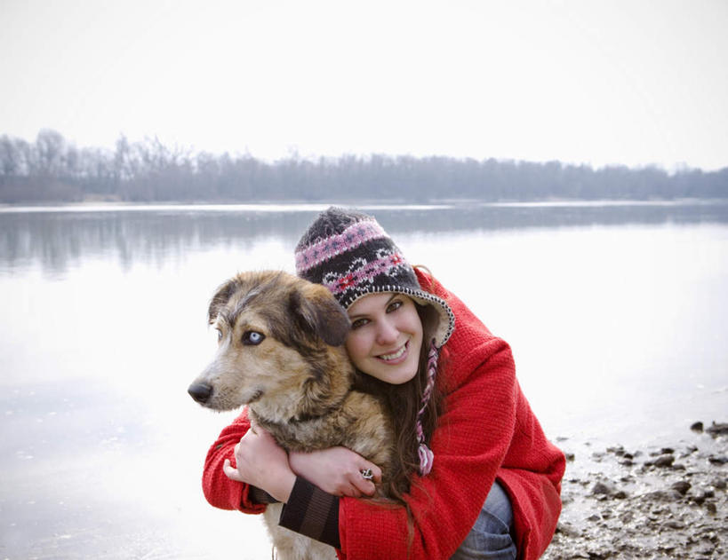 西方人,一个人,蹲,抱,笑,微笑,露齿笑,横图,室外,白天,正面,湖,湖泊,水,宠物,狗,帽子,欧洲,欧洲人,仅一个年轻女性,仅一个女性,仅一个人,波纹,服装,头盔,湖面,泥土,水流,水面,土壤,注视,休闲装,一只,衣服,红色,蓝色,倒影,蓝天,水纹,天空,动物,安全帽,波浪,湖水,天,观察,看,休闲,休闲服,可爱,服饰,晴朗,抱着,观看,察看,倒映,搂着,关注,忠诚,万里无云,反照,年轻女性,女人,女性,白种人,晴空,晴空万里,犬,蹲着,搂,搂抱,半身,彩图