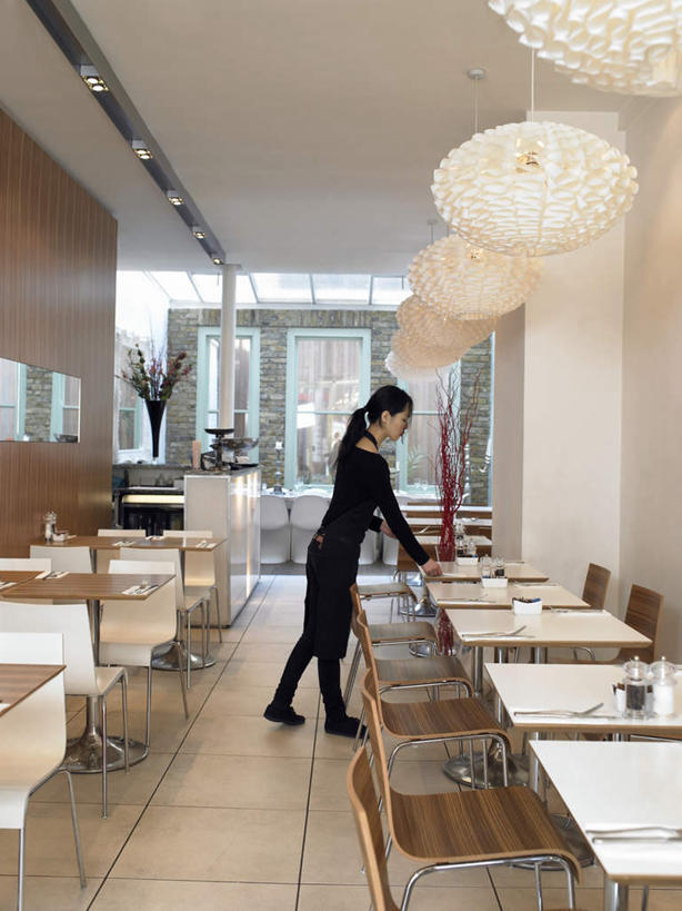 东方人,一个人,服务员,站,竖图,室内,白天,侧面,工作服,制服,餐桌,桌子,椅子,照明,亚洲,仅一个年轻女性,仅一个女性,仅一个人,一排,许多,握,整齐,木椅,墙,灯光,很多,拿,拿着,注视,黄种人,吊灯,墙壁,墙面,灯,排列,灯具,观察,看,站着,握着,餐台,观看,照亮,察看,照明设备,队列,关注,工作制服,年轻女性,女人,女性,亚洲人,服务生,侍者,站立,彩图,全身,工作套服,餐馆