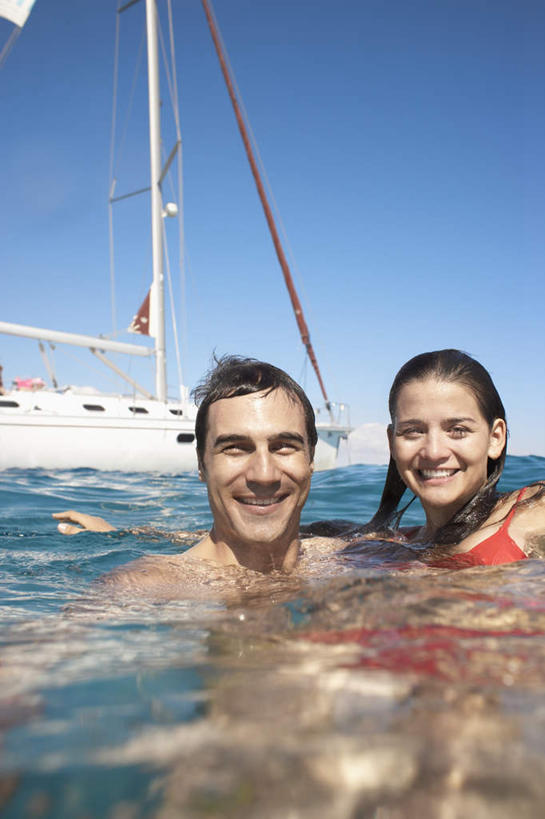 游泳,西方人,两个人,家庭,夫妻,笑,微笑,露齿笑,竖图,室外,白天,正面,泳装,比基尼,爱情,海浪,海洋,船,欧洲,欧洲人,一艘,阴影,光线,影子,浪花,游艇,浪漫,注视,裸露,蓝色,白色,蓝天,天空,阳光,海水,交通工具,天,观察,看,靠,靠着,温暖,温馨,一家人,恩爱,恋人,晴朗,观看,和睦,察看,关注,载具,裸,海景,万里无云,泅水,拍浮,男人,男性,年轻女性,女人,女性,中年男性,白种人,年轻人,夫妇,情侣,大海,风浪,海,海水的波动,近岸浪,涌浪,晴空,晴空万里,半身,彩图,三点式,泳衣,伴侣,融洽