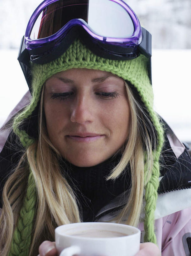 西方人,脸,头,脸颊,一个人,运动员,捧,竖图,室外,特写,白天,正面,安全,杯子,帽子,欧洲,欧洲人,仅一个年轻女性,仅一个女性,仅一个人,服装,瓷器,眼镜,防护,咖啡杯,陶瓷制品,注视,肩膀,衣服,粉色,绿色,紫色,观察,看,温暖,服饰,观看,保暖,护目镜,保护,察看,御寒,关注,滑雪镜,瓷杯,保险,滑雪服,保全,周全,安稳,安定,编织帽,安全防护眼镜,竞技服,旅游服,冬装,平安,年轻女性,女人,女性,白种人,头部,脸部,脸蛋,面部,体育运动员,运动选手,端,端着,捧着,手捧,半身,彩图,雪镜,防护眼镜