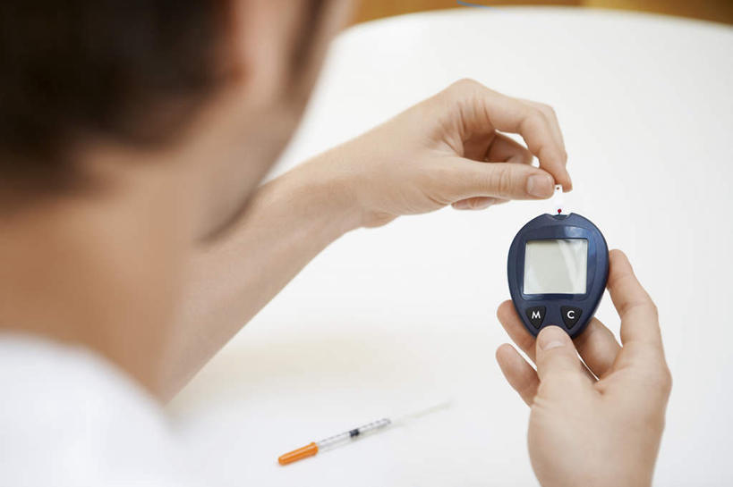 西方人,手,一个人,横图,俯视,室内,特写,白天,欧洲,欧洲人,双手,仅一个男性,仅一个人,仅一个中年男性,握,服装,朦胧,模糊,拿,拿着,休闲装,衣服,休闲,手部,休闲服,针管,针筒,握着,注射,服饰,医疗,医疗设备,注射器,医疗器械,医疗工具,男人,男性,中年男性,白种人,半身,彩图,高角度拍摄,血糖检测仪,血糖仪