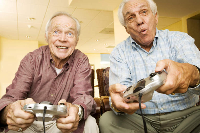 西方人,两个人,伙伴,朋友,坐,笑,微笑,露齿笑,横图,室内,白天,仰视,游戏,友谊,椅子,欧洲,欧洲人,握,服装,墙,拿,玩,拿着,注视,休闲装,娱乐,墙壁,墙面,两个,衣服,观察,看,休闲,休闲服,握着,服饰,游戏机,观看,活动,手柄,控制,察看,游戏手柄,发泄,关注,消遣,智力,宣泄,友情,老年男性,男人,男性,白种人,玩耍,嬉戏,坐着,半身,彩图,低角度拍摄