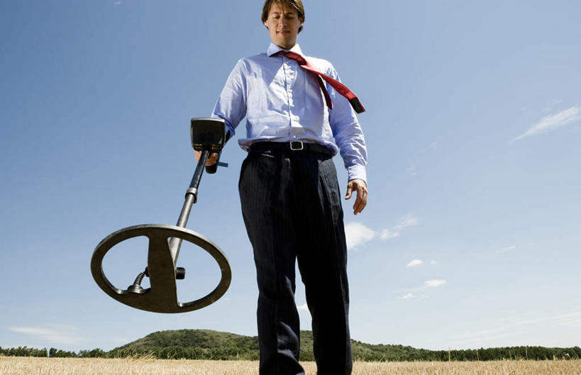 西方人,一个人,商务人士,商务男性,农田,站,横图,室外,白天,仰视,衬衫,庄稼,农作物,草地,草坪,植物,金属制品,欧洲,欧洲人,仅一个男性,仅一个人,握,阴影,套装,光线,金属,影子,云,云朵,领带,麦田,云彩,注视,草,树,树木,红色,蓝色,绿色,白云,蓝天,天空,阳光,自然,天,低头,观察,看,站着,仅一个老年男性,握着,生长,晴朗,成长,观看,寻找,察看,象征,庄重,关注,商务装,身份,工薪阶层,金属探测器,正式,地位,老年男性,男人,男性,白种人,白领,上班族,晴空,站立,半身,彩图,低角度拍摄,衬衣,耕地,庄稼田