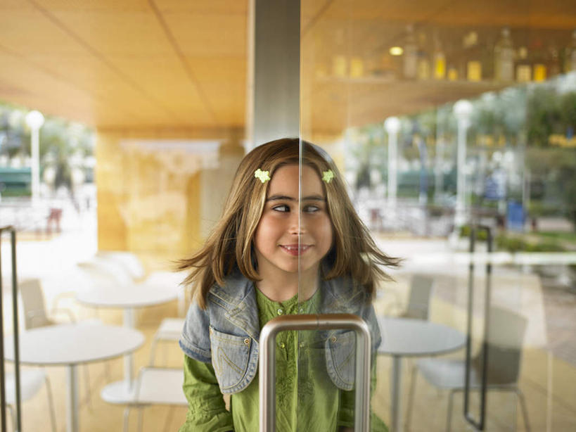 西方人,儿童,眼睛,一个人,餐厅,站,笑,微笑,露齿笑,横图,室外,白天,正面,纯洁,门,桌面,桌子,椅子,玻璃,欧洲,欧洲人,瞳孔,仅一个女性,仅一个人,服装,朦胧,模糊,木制,木椅,注视,休闲装,玻璃制品,小孩,衣服,把手,门把手,木制品,门框,观察,看,站着,仅一个小孩,休闲,休闲服,可爱,童年,童趣,眼部,服饰,观看,斗鸡眼,门把,察看,关注,童真,烂漫,无邪,对眼,内斜,天真,女孩,女人,女性,白种人,孩子,眼,拉手,站立,半身,彩图,餐馆,饭店,饭馆,女生