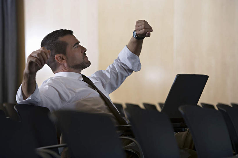 西方人,一个人,商务人士,商务男性,会议室,坐,伸展双臂,横图,室内,白天,侧面,衬衫,电脑,笔记本电脑,欧洲,欧洲人,仅一个男性,仅一个人,套装,网络,墙,领带,注视,通讯设备,墙壁,墙面,座位,仅一个年轻男性,观察,看,观看,察看,无线,象征,庄重,关注,通信设备,商务装,身份,无线网络,无线上网,便携式电脑,工薪阶层,正式,地位,坐位,手提电脑,男人,男性,年轻男性,白种人,白领,上班族,敞开双臂,伸开双臂,展开双肩,张开手臂,张开双臂,坐着,半身,彩图,衬衣