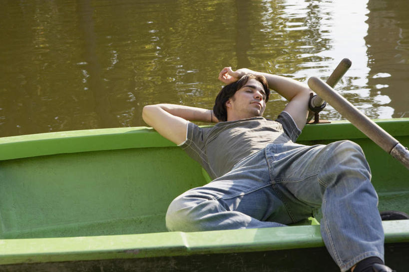 皮划艇,西方人,一个人,躺,闭眼,睡,横图,俯视,室外,白天,湖,湖泊,水,船,欧洲,欧洲人,仅一个男性,仅一个人,一艘,停靠,服装,船桨,湖面,水流,水面,休闲装,仅一个年轻男性,衣服,绿色,灰色,倒影,交通工具,湖水,休闲,休闲服,服饰,双手抱头,倒映,停泊,载具,反照,卧着,男人,男性,年轻男性,白种人,闭眼睛,闭着眼,闭着眼睛,困,困觉,寝息,睡觉,躺着,卧,半身,彩图,高角度拍摄