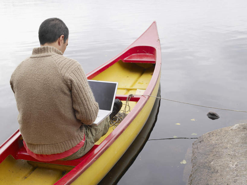 西方人,一个人,坐,捧,横图,室外,白天,正面,电脑,笔记本电脑,湖,湖泊,石头,水,船,欧洲,欧洲人,仅一个男性,仅一个人,仅一个中年男性,一艘,敲打,停靠,服装,网络,石子,湖面,水流,水面,木船,休闲装,输入,通讯设备,衣服,黄色,红色,灰色,倒影,交通工具,湖水,打字,休闲,休闲服,服饰,点击,敲击,倒映,无线,舟,停泊,载具,独木舟,通信设备,无线网络,无线上网,便携式电脑,独木船,反照,按键,手提电脑,男人,男性,中年男性,白种人,石块,岩石,端,端着,捧着,手捧,坐着,彩图,全身,短发