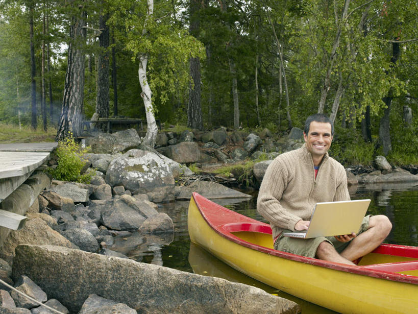 西方人,一个人,码头,坐,捧,笑,微笑,露齿笑,横图,室外,白天,正面,电脑,笔记本电脑,石头,树林,植物,港口,船,欧洲,欧洲人,仅一个男性,仅一个人,仅一个中年男性,一艘,敲打,停靠,服装,网络,木板,石子,桥,木船,木桥,注视,休闲装,输入,通讯设备,栈桥,树,树木,衣服,黄色,红色,绿色,灰色,自然,交通工具,打字,观察,看,休闲,休闲服,服饰,生长,成长,观看,人行桥,木板桥,点击,敲击,察看,无线,舟,关注,停泊,载具,独木舟,通信设备,无线网络,无线上网,便携式电脑,独木船,按键,手提电脑,男人,男性,中年男性,白种人,石块,岩石,端,端着,捧着,手捧,坐着,彩图,全身,摆渡口,埠头,渡口,渡头,港湾,海港,货运码头,口岸,商港