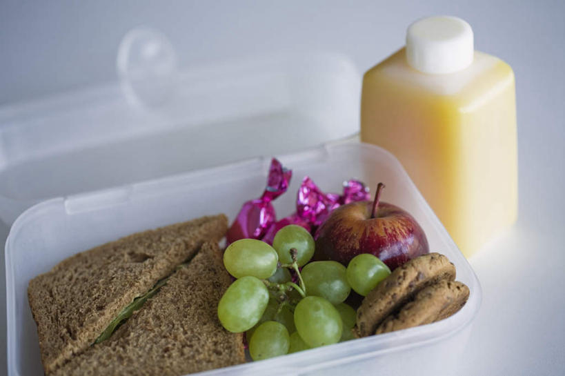 点心,面包,盒饭,果汁,无人,横图,俯视,室内,特写,白天,午餐,桌面,桌子,苹果,葡萄,水果,一堆,许多,堆叠,堆积,新鲜,便当,饭盒,生食,食品,糖,糖果,面点,甜点,甜品,果实,饮品,曲奇,食物,糕点,饮料,瓶子,塑料制品,饼干,甜食,零食,塑料瓶,便捷,有机食品,绿色食品,堆,一瓶,便利,可口,曲奇饼,曲奇饼干,硬糖,快捷,弁当,适口,山葫芦,蒲桃,草龙珠,彩图,高角度拍摄