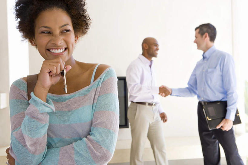 西方人,三个人,家庭,夫妻,店员,站,握手,笑,微笑,露齿笑,横图,室内,白天,正面,爱情,安全,电视,欧洲,非洲,黑人,欧洲人,撑,握,服装,环保,包,材料,瓷砖,档案,地砖,皮包,文件,墙,防护,钥匙,地面,浪漫,拿,拿着,托腮,注视,休闲装,顾客,相视,墙壁,墙面,一个,衣服,绿色,资料,液晶电视,观察,看,托,站着,营业员,休闲,温暖,温馨,一家人,面对面,休闲服,恩爱,清晰,握着,恋人,服饰,轻薄,能源,单个,观看,对视,保护,单肩包,回收,和睦,资源,察看,互视,开启,封闭,关注,托下巴,彩电,文档,保险,相对,私密,利用,便携,低碳,循环,相看,保全,周全,安稳,安定,防盗,彩色电视机,销售人员,持续,主顾,平安,男人,男性,女人,女性,中年男性,中年女性,白种人,非洲人,夫妇,情侣,售货员,电视机,搀手,拉手,手搀手,手拉手,手牵手,手握手,站立,半身,彩图,伴侣,融洽,高清