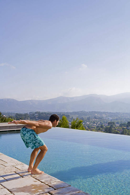 西方人,一个人,游泳池,站,跳,竖图,室外,白天,侧面,山,水,欧洲,欧洲人,仅一个男性,仅一个人,伸展,弯腰,阴影,短裤,裤子,光线,影子,山峰,水池,水面,云,云朵,地面,山峦,云彩,注视,泳池,仅一个年轻男性,蓝色,白云,倒影,蓝天,天空,阳光,天,观察,看,站着,伸直,沙滩裤,晴朗,观看,察看,倒映,关注,弯身,反照,男人,男性,年轻男性,白种人,晴空,跳跃,站立,彩图,全身