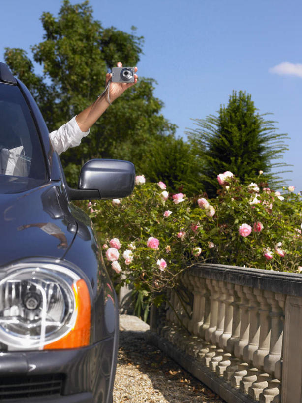 西方人,一个人,记者,栏杆,坐,举,竖图,室外,白天,正面,植物,道路,路,公路,汽车,相机,欧洲,欧洲人,仅一个年轻女性,仅一个女性,仅一个人,阴影,光线,影子,云,云朵,围栏,交通,云彩,护栏,车,树,树木,拍照,蓝色,绿色,白云,蓝天,天空,阳光,自然,数码相机,交通工具,轿车,天,驾驶,托,行驶,摄影,生长,晴朗,成长,操纵,控制,载具,操控,把持,年轻女性,女人,女性,白种人,照相机,晴空,马路,举起,举手,举着,向上举,向上伸,向上托,坐着,半身,彩图,照相,狗仔