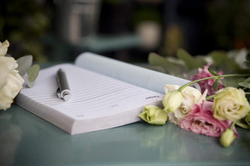 无人,横图,俯视,室内,特写,白天,爱情,幸福,纯洁,热情,桌面,玫瑰,书籍,一堆,许多,堆叠,堆积,朦胧,模糊,笔,玫瑰花,办公用品,浪漫,水笔,文具,粉色,黄色,白色,学习用品,打开,温暖,温馨,恩爱,堆,文具用品,和睦,开启,感动,工作台,尊敬,天真,刺玫花,徘徊花,书,图书,彩图,高角度拍摄,融洽