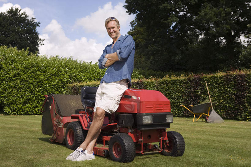 西方人,一个人,站,笑,双手交叉,微笑,露齿笑,横图,室外,白天,正面,植物,欧洲,欧洲人,仅一个男性,仅一个人,仅一个中年男性,服装,环保,工具,扫帚,云,云朵,防护,云彩,注视,休闲装,树,树木,衣服,蓝色,绿色,白云,蓝天,天空,自然,天,观察,看,清洁,站着,休闲,休闲服,器械,服饰,生长,晴朗,成长,观看,割草机,扫把,察看,卫生,切割,双手抱胸,关注,美好,美妙,间隔,保洁,锄草,农具,笤帚,美观,雅观,耕具,绿篱,生篱,树篱,植篱,修整,男人,男性,中年男性,白种人,晴空,站立,彩图,全身