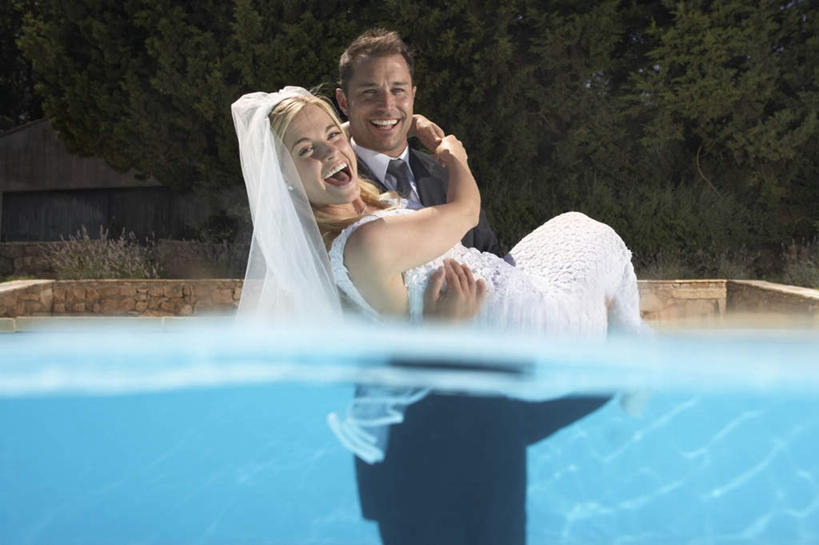 西方人,中年人,两个人,家庭,夫妻,新娘,新郎,游泳池,站,笑,微笑,露齿笑,横图,室外,白天,正面,婚纱,衬衫,西装,爱情,婚礼,快乐,水,植物,欧洲,欧洲人,套装,头纱,正装,庆祝,水池,水面,领带,结婚,浪漫,注视,职业装,泳池,树,树木,绿色,自然,观察,看,站着,温暖,温馨,喜庆,一家人,恩爱,恋人,生长,成长,观看,纪念,和睦,察看,关注,新娘抱,公主抱,男人,男性,女人,女性,中年男性,中年女性,白种人,夫妇,情侣,站立,半身,彩图,衬衣,婚礼服,礼服,高兴,婚礼头纱,伴侣,融洽