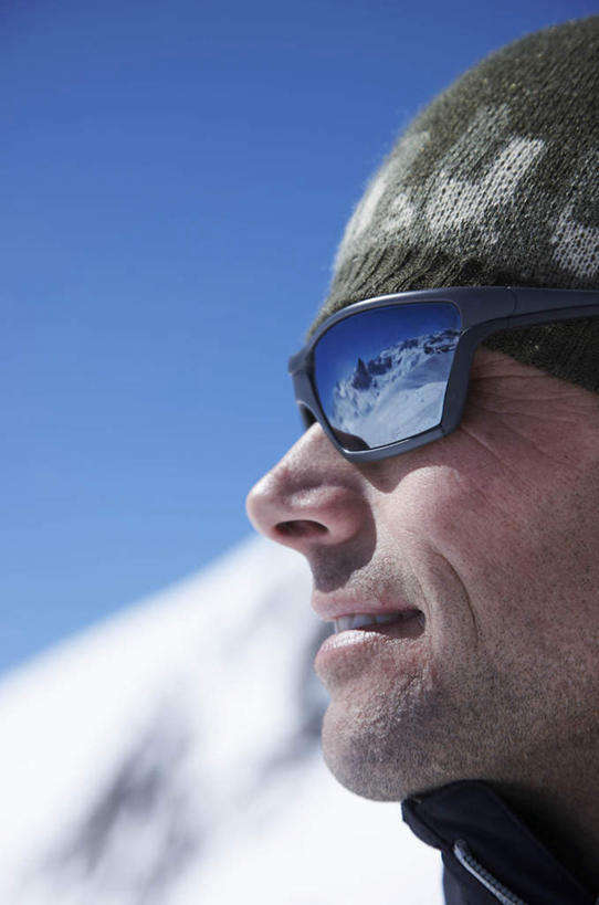 西方人,脸,头,脸颊,一个人,笑,微笑,竖图,室外,特写,白天,侧面,安全,雪,大雪,欧洲,欧洲人,仅一个男性,仅一个人,仅一个中年男性,阴影,服装,朦胧,模糊,光线,眼镜,影子,积雪,雪景,冬季,冬天,防护,注视,衣服,蓝色,蓝天,天空,阳光,天,观察,看,温暖,寒冷,服饰,晴朗,观看,保暖,护目镜,保护,察看,御寒,关注,滑雪镜,保险,滑雪服,万里无云,保全,周全,安稳,安定,严寒,安全防护眼镜,竞技服,旅游服,冬装,平安,男人,男性,中年男性,白种人,头部,脸部,脸蛋,面部,晴空,晴空万里,半身,彩图,雪镜,防护眼镜