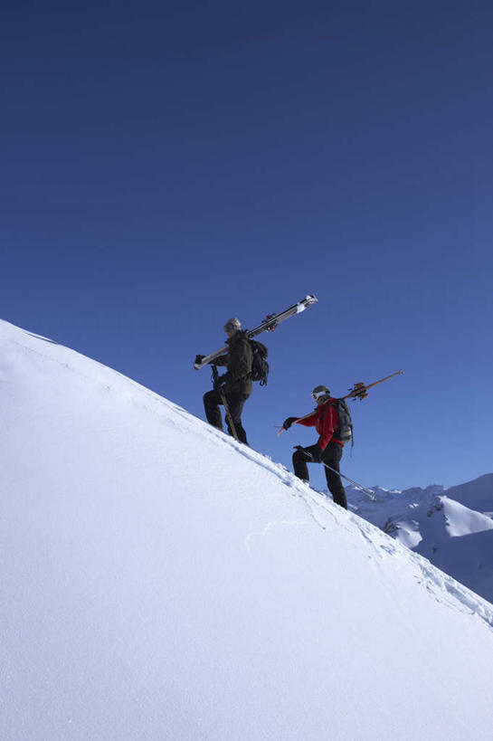 西方人,两个人,伙伴,朋友,走,竖图,室外,白天,侧面,友谊,山,雪,雪山,大雪,欧洲,欧洲人,握,服装,冰,积雪,山峰,雪景,冬季,冬天,山峦,拿,拿着,注视,运动器械,骑,衣服,蓝色,蓝天,天空,天,观察,看,扛,温暖,健身器械,寒冷,握着,服饰,晴朗,观看,保暖,滑雪板,察看,冰冷,御寒,关注,健身器材,滑雪服,滑雪装备,万里无云,严寒,冰凉,酷寒,凛冽,凛凛,极冷,竞技服,旅游服,扛在肩上,骑在肩上,冬装,友情,男人,男性,年轻男性,中年男性,白种人,晴空,晴空万里,步行,散步,走路,彩图,全身,运动器材