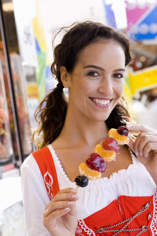 西方人,一个人,站,笑,微笑,露齿笑,竖图,室外,白天,正面,民族服装,欧洲,欧洲人,仅一个年轻女性,仅一个女性,仅一个人,握,服装,节日,朦胧,模糊,庆祝,食品,糖,糖果,甜点,甜品,软糖,拿,拿着,注视,文化,食物,衣服,啤酒节,甜食,观察,看,站着,庆典,握着,服饰,观看,纪念,察看,衣着,穿着,关注,衣饰,慕尼黑啤酒节,年轻女性,女人,女性,白种人,站立,半身,彩图,传统服装,民俗服