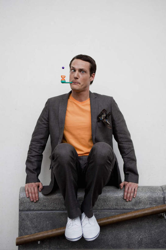 西方人,一个人,栏杆,坐,竖图,室内,白天,正面,游戏,玩具,欧洲,欧洲人,仅一个男性,仅一个人,仅一个中年男性,撑,服装,墙,围栏,玩,注视,休闲装,娱乐,护栏,墙壁,墙面,衣服,白色,吹,观察,看,休闲,休闲服,益智,服饰,观看,活动,察看,撑着,发泄,关注,消遣,智力,玩具吹卷,宣泄,吹卷,男人,男性,中年男性,白种人,玩耍,嬉戏,坐着,彩图,全身