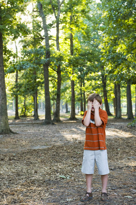 西方人,儿童,一个人,站,竖图,室外,白天,正面,游戏,纯洁,森林,树林,植物,欧洲,欧洲人,仅一个男性,仅一个人,阴影,服装,光线,影子,玩,休闲装,娱乐,树,树木,小孩,衣服,绿色,阳光,自然,站着,仅一个小孩,休闲,休闲服,橙色,可爱,童年,童趣,遮,遮掩,服饰,生长,成长,活动,掩盖,遮挡,捉迷藏,发泄,消遣,智力,躲猫猫,童真,烂漫,无邪,遮盖,宣泄,掩饰,天真,男孩,男人,男性,白种人,孩子,玩耍,嬉戏,站立,彩图,全身,男生