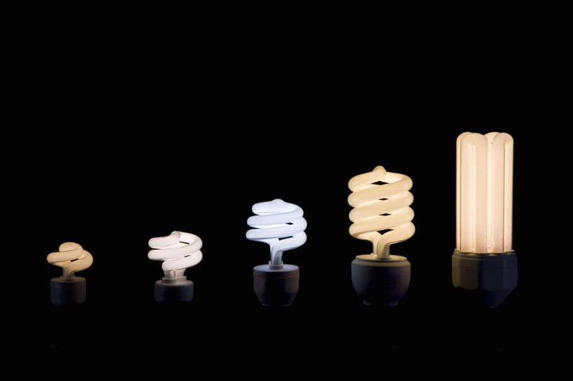 无人,横图,室内,特写,白天,正面,节能,静物,照明,五个,一排,许多,阴影,黑色背景,环保,整齐,光线,灯泡,螺旋,影子,灯光,灯,节能灯,排列,灯具,摄影,影棚,能源,照亮,队列,低碳,照明工具,荧光灯,U型,U型管节能灯,螺旋管节能灯,彩图,影棚拍摄,螺旋形,拍摄