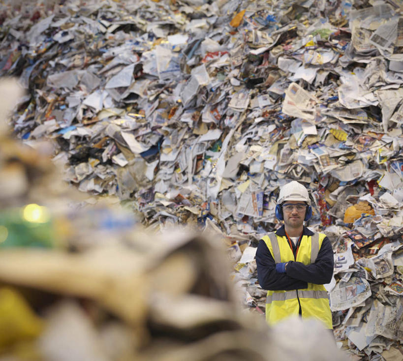 西方人,一个人,机修工,站,双手交叉,横图,室内,白天,正面,工作服,制服,帽子,欧洲,欧洲人,仅一个男性,仅一个人,一排,许多,环保,朦胧,模糊,整齐,材料,档案,头盔,文件,纸,注视,排列,工人,仅一个年轻男性,安全帽,手稿,资料,观察,看,站着,观看,堆,证明,回收,资源,察看,双手抱胸,队列,关注,文档,利用,循环,废品回收站,工作制服,男人,男性,年轻男性,白种人,机械师,机修工人,站立,半身,彩图,工作套服,安全服,反光背心,反光服,反光衣