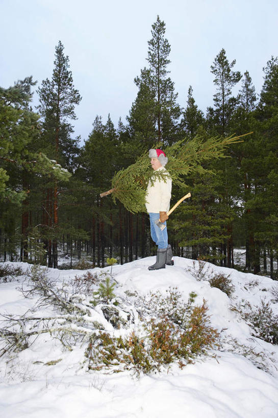 西方人,一个人,走,竖图,室外,白天,侧面,树林,雪,植物,大雪,帽子,欧洲,圣诞节,欧洲人,仅一个男性,仅一个人,阴影,服装,节日,庆祝,光线,影子,积雪,雪景,冬季,冬天,圣诞树,注视,文化,树,树木,骑,衣服,蓝色,绿色,蓝天,天空,阳光,自然,天,观察,看,扛,仅一个老年男性,庆典,温暖,寒冷,服饰,生长,晴朗,成长,观看,纪念,羽绒服,保暖,察看,御寒,关注,万里无云,棉帽,严寒,扛在肩上,骑在肩上,冬装,老年男性,男人,男性,白种人,晴空,晴空万里,步行,散步,走路,彩图,全身