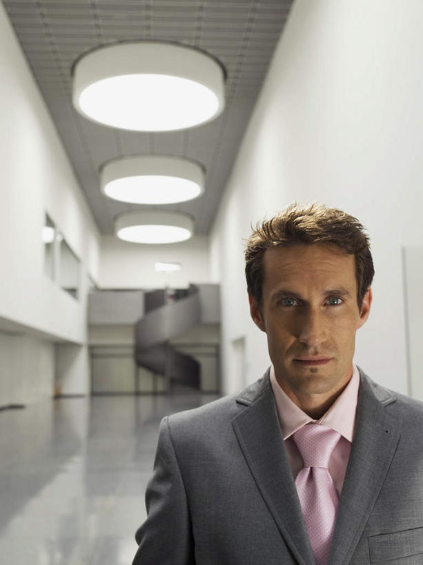 西方人,一个人,商务人士,商务男性,站,笑,微笑,竖图,室内,白天,正面,衬衫,照明,欧洲,欧洲人,仅一个男性,仅一个人,仅一个中年男性,一排,套装,服装,朦胧,模糊,整齐,墙,走道,走廊,过道,灯光,领带,注视,休闲装,顶灯,墙壁,墙面,灯,排列,衣服,粉色,白色,灯具,观察,看,站着,休闲,休闲服,服饰,观看,照亮,三盏,察看,象征,庄重,照明设备,队列,关注,商务装,身份,工薪阶层,正式,地位,男人,男性,中年男性,白种人,白领,上班族,站立,半身,彩图,衬衣