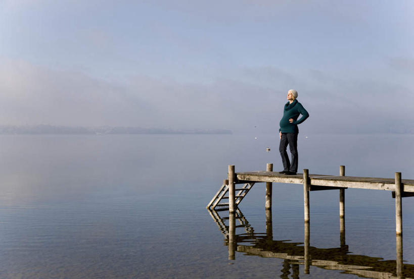 西方人,一个人,站,横图,室外,白天,正面,海浪,海洋,楼梯,欧洲,欧洲人,仅一个女性,仅一个人,阴影,服装,光线,木板,影子,阶梯,浪花,水平线,云,云朵,桥,辽阔,木桥,海平线,云彩,注视,休闲装,手叉腰,台阶,栈桥,衣服,蓝色,白云,蓝天,天空,阳光,海水,天,叉腰,观察,看,站着,仅一个中年女性,休闲,广阔,休闲服,服饰,晴朗,观看,人行桥,木板桥,一望无际,察看,关注,独木桥,海景,无边无际,一马平川,女人,女性,中年女性,白种人,大海,风浪,海,海水的波动,近岸浪,涌浪,晴空,站立,彩图,全身,水天相接,水天一线