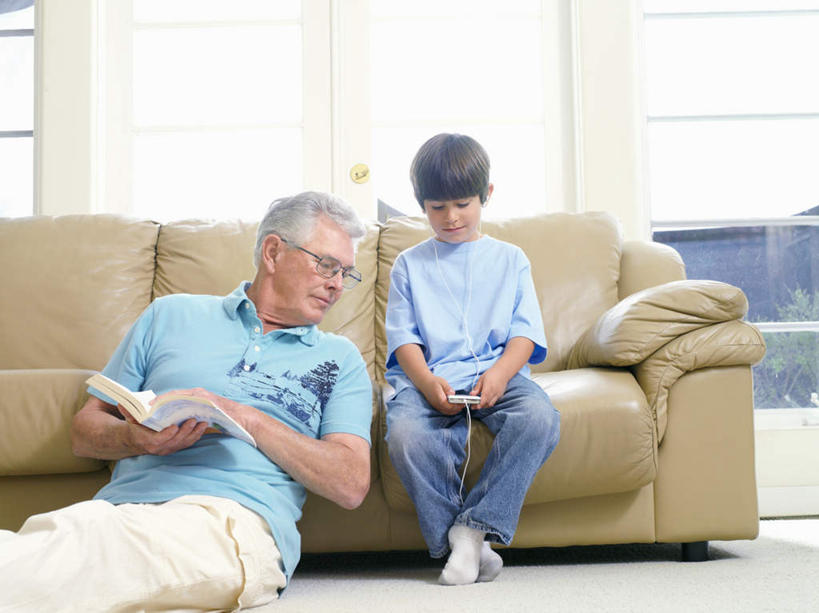 西方人,儿童,老年人,两个人,家庭,祖父,客厅,坐,横图,室内,白天,正面,陶醉,快乐,满意,幸福,纯洁,窗户,沙发,书籍,欧洲,欧洲人,一本,握,阴影,服装,反射,眼镜,影子,音响,音乐,音乐播放器,注视,休闲装,娱乐,玻璃窗,小孩,衣服,耳机,随身听,低头,观察,看,享受,休闲,温暖,温馨,一家人,休闲服,放松,可爱,童年,童趣,握着,服饰,爷爷,观看,祖孙,老花镜,和睦,察看,起居室,舒适,享乐,关注,MP3播放器,布艺沙发,童真,烂漫,无邪,外公,外祖父,外孙,外孙子,垂头,客堂,远视眼镜,天真,老年男性,男孩,男人,男性,白种人,孩子,孙子,书,图书,坐着,半身,彩图,融洽,播放器,男生,沉醉