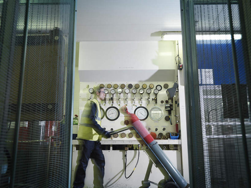 西方人,腿部,腿,一个人,码头,走,横图,室内,白天,仰视,工作服,制服,港口,欧洲,欧洲人,仅一个男性,仅一个人,朦胧,模糊,标志,数字,文字,字符,指针,注视,标识,仅一个年轻男性,容器,观察,看,阿拉伯数字,观看,储藏,天然气,察看,储存,关注,仪表盘,煤气罐,有机物,工作制服,甲烷,无色,无味,可燃冰,沼气,男人,男性,年轻男性,白种人,步行,散步,走路,半身,彩图,低角度拍摄,工作套服,摆渡口,埠头,渡口,渡头,港湾,海港,货运码头,口岸,商港,安全服,反光背心,反光服,反光衣,贮存