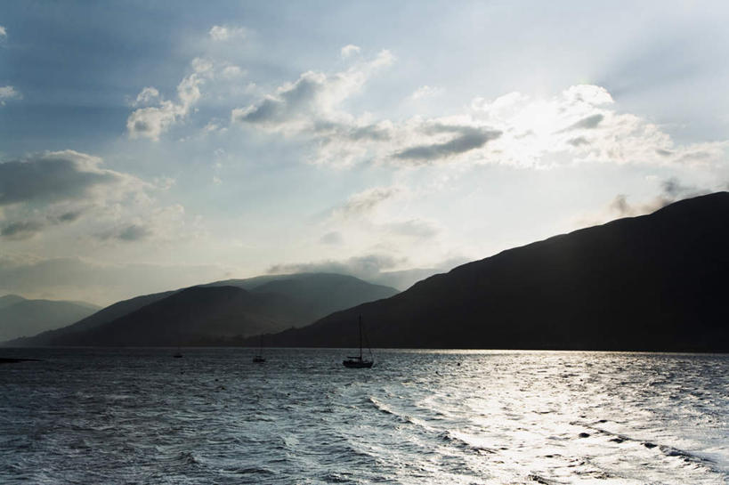 无人,横图,室外,白天,正面,旅游,度假,湖,湖泊,石头,美景,山,山脉,水,英国,欧洲,阴影,光线,石子,影子,湖面,景观,山顶,山峰,水流,水面,云,云朵,山峦,云彩,娱乐,苏格兰,蓝色,白云,蓝天,天空,阳光,自然,湖水,群山,天,享受,休闲,景色,放松,晴朗,西欧,自然风光,大不列颠,沉积岩,大不列颠及北爱尔兰联合王国,大不列颠联合王国,日不落英帝国,苏格兰王国,颠峰,极峰,水成岩,威廉堡,石块,岩石,晴空,彩图