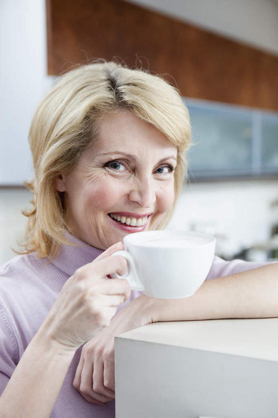 西方人,一个人,商务人士,商务女性,办公室,坐,笑,微笑,露齿笑,竖图,室内,白天,正面,杯子,欧洲,欧洲人,仅一个女性,仅一个人,握,套装,朦胧,模糊,瓷器,咖啡杯,陶瓷制品,拿,拿着,注视,观察,看,仅一个中年女性,握着,观看,察看,关注,瓷杯,商务装,工薪阶层,茶水间,女人,女性,中年女性,白种人,白领,上班族,坐着,半身,彩图